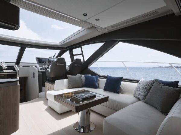 Azimut S6, salon met stuurstand
