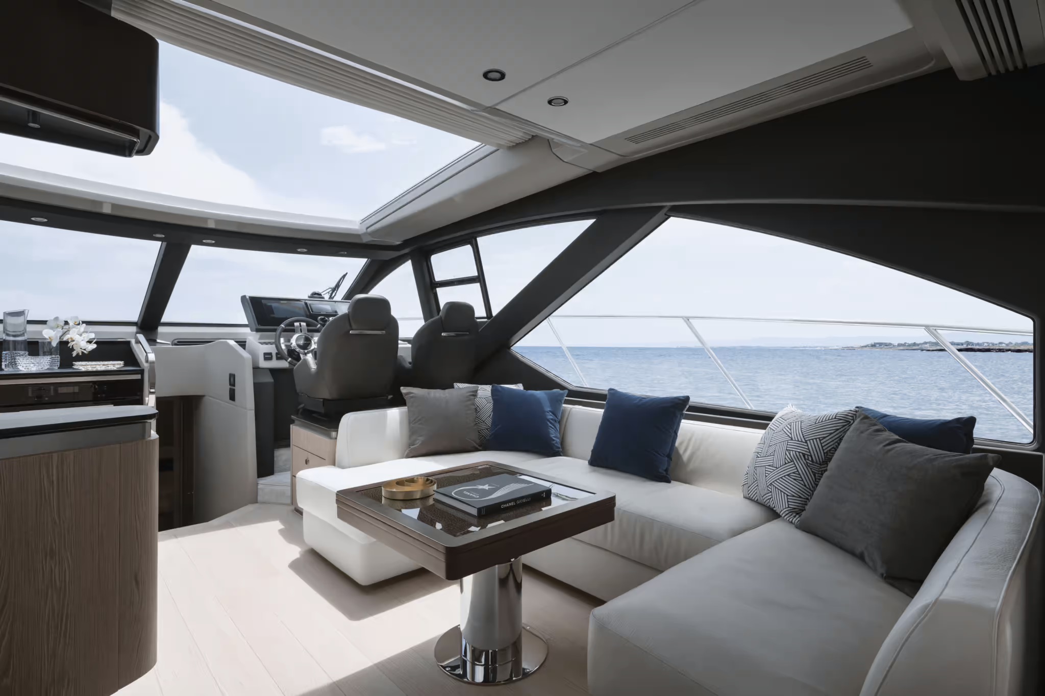Azimut S6, salon met stuurstand