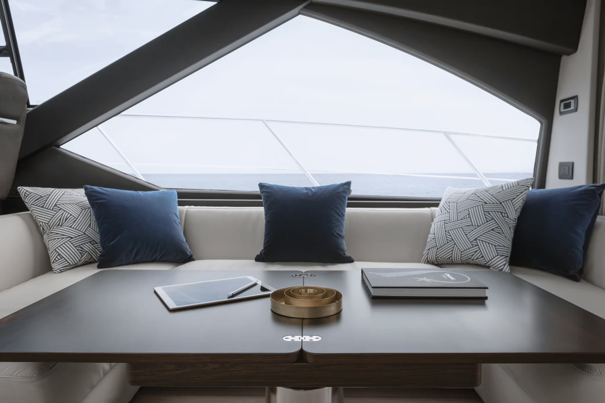 Azimut S6, salon met tafel