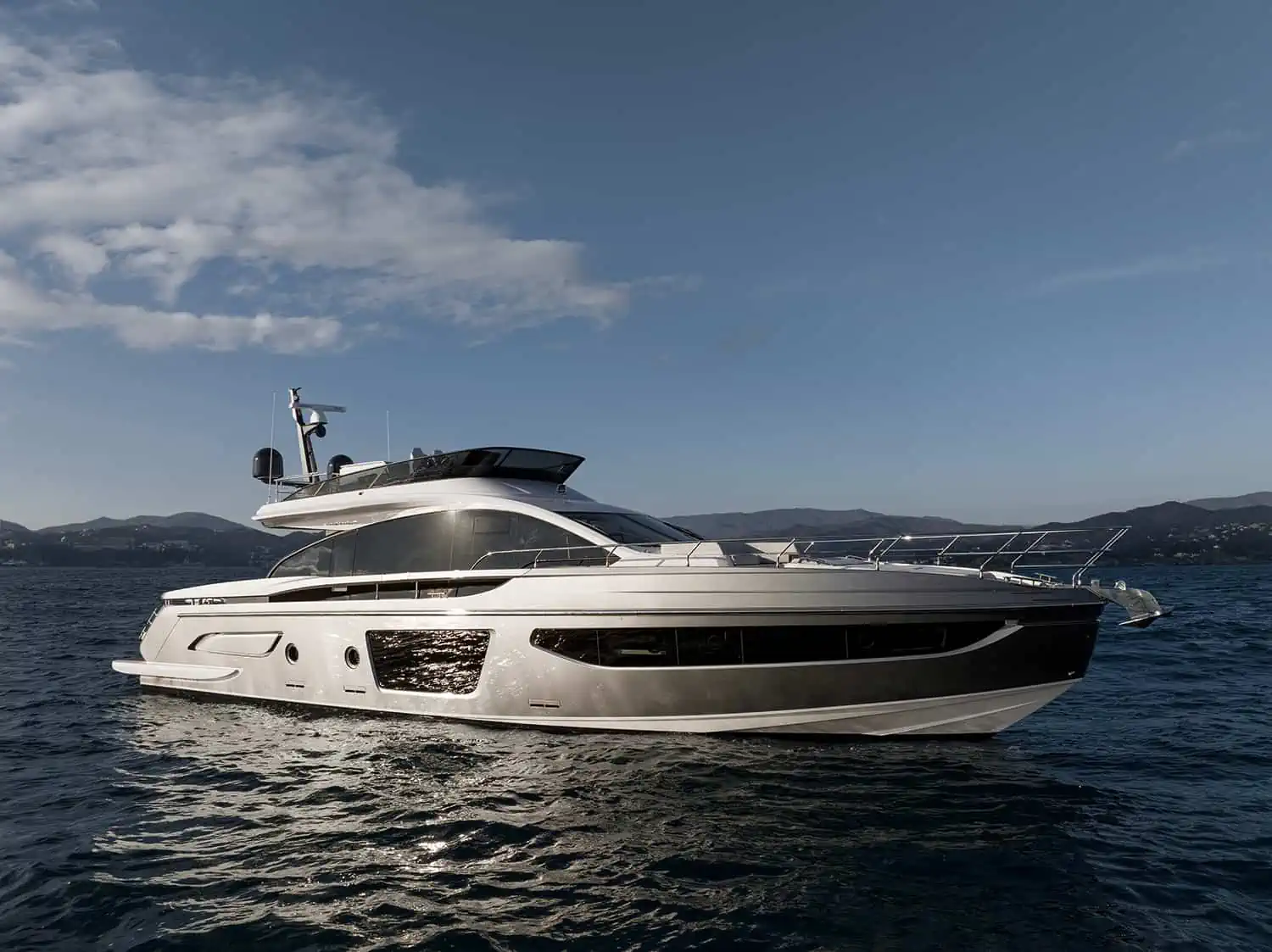 Azimut S7, boot van buiten