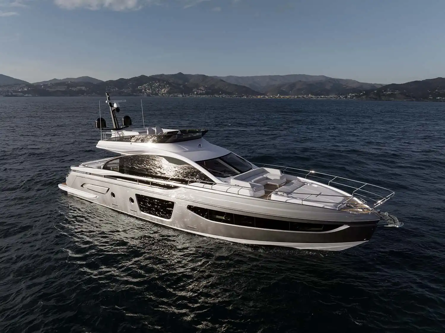 Azimut S7, boot van buiten
