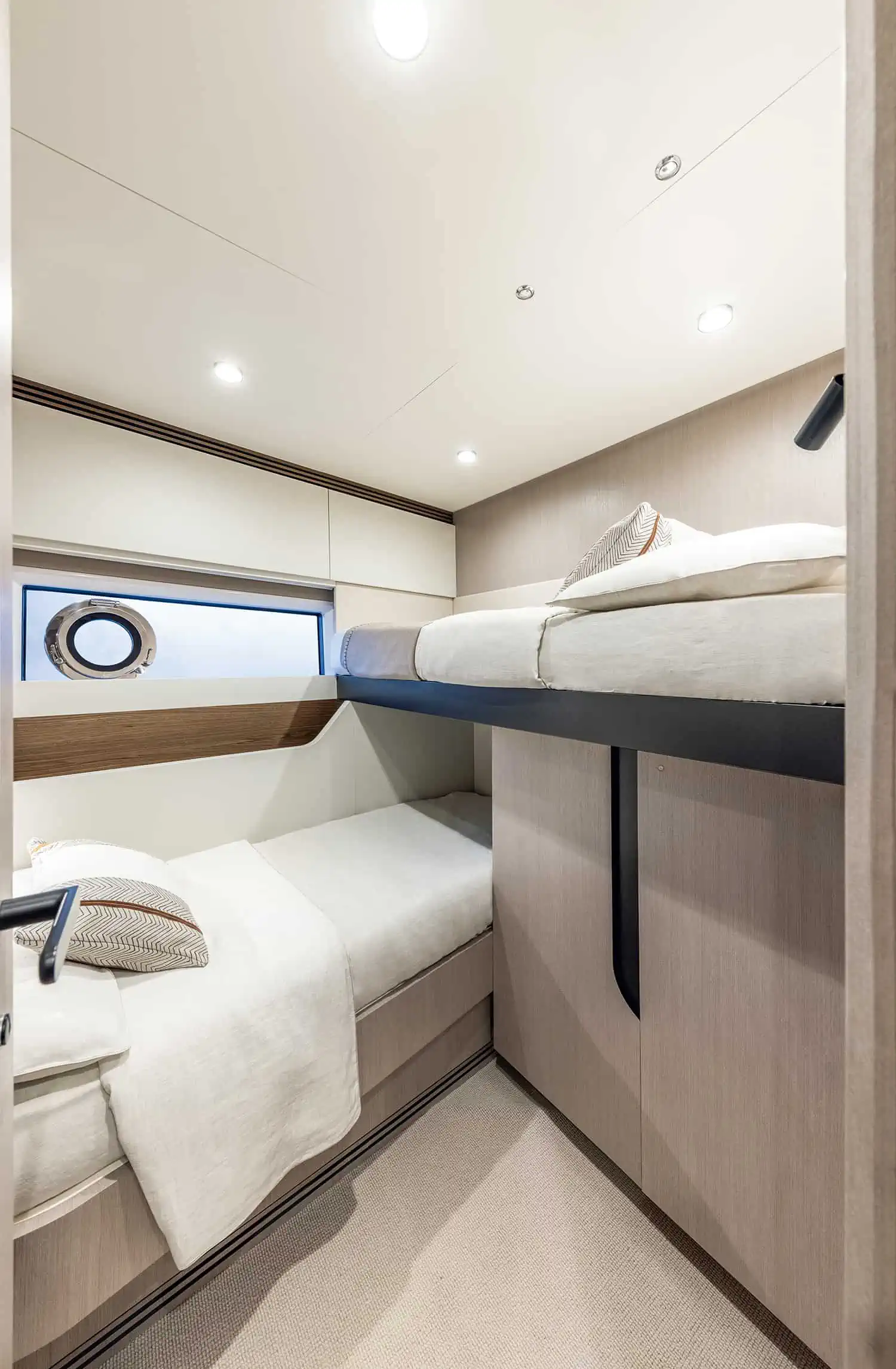 Azimut S7, gastenhut