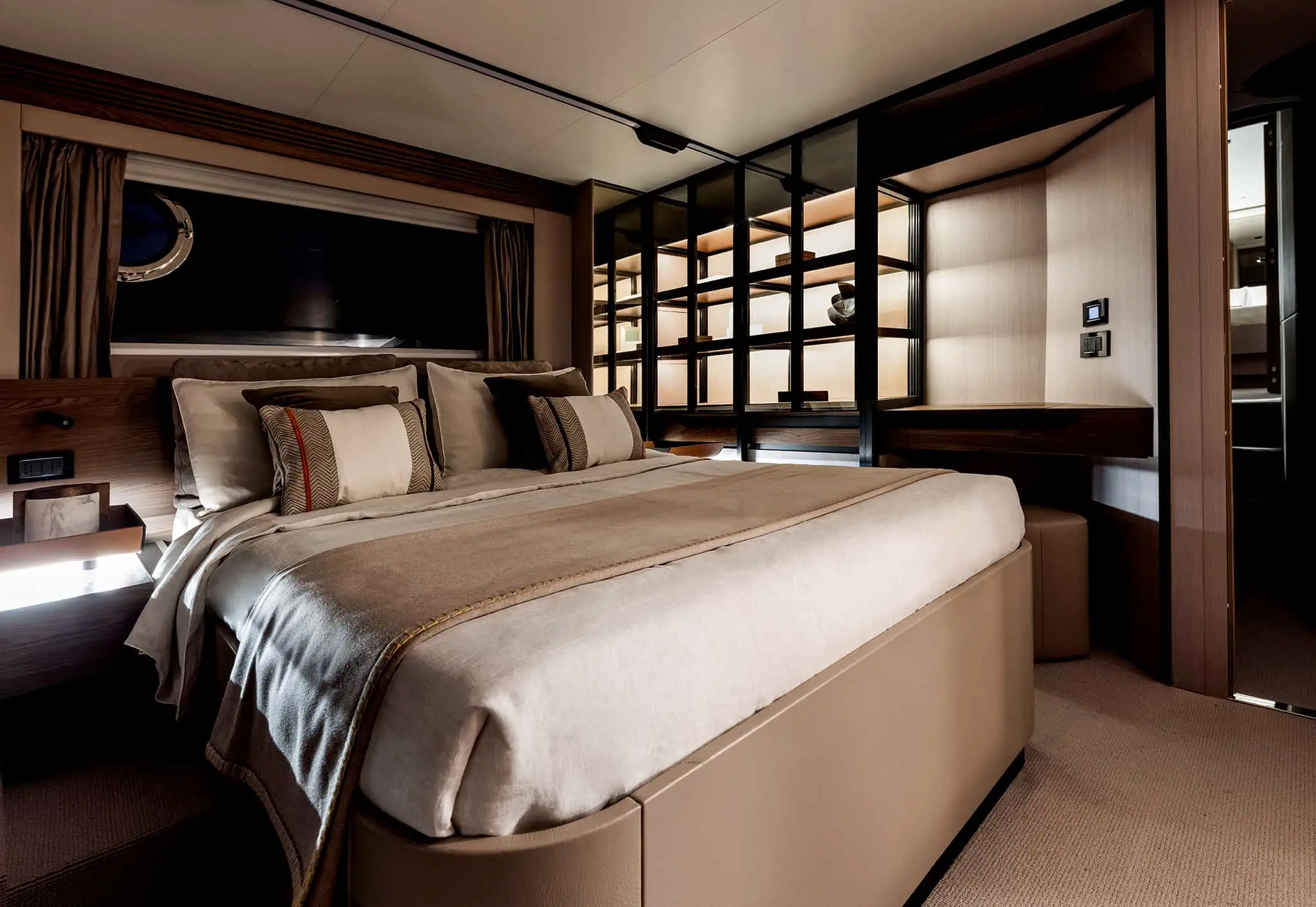 Azimut S7, hoofdhut