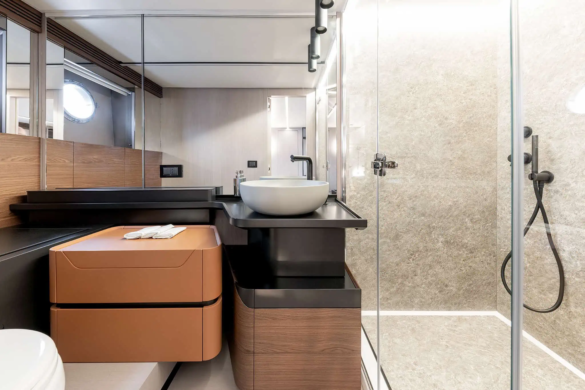 Azimut S7, hoofdhut