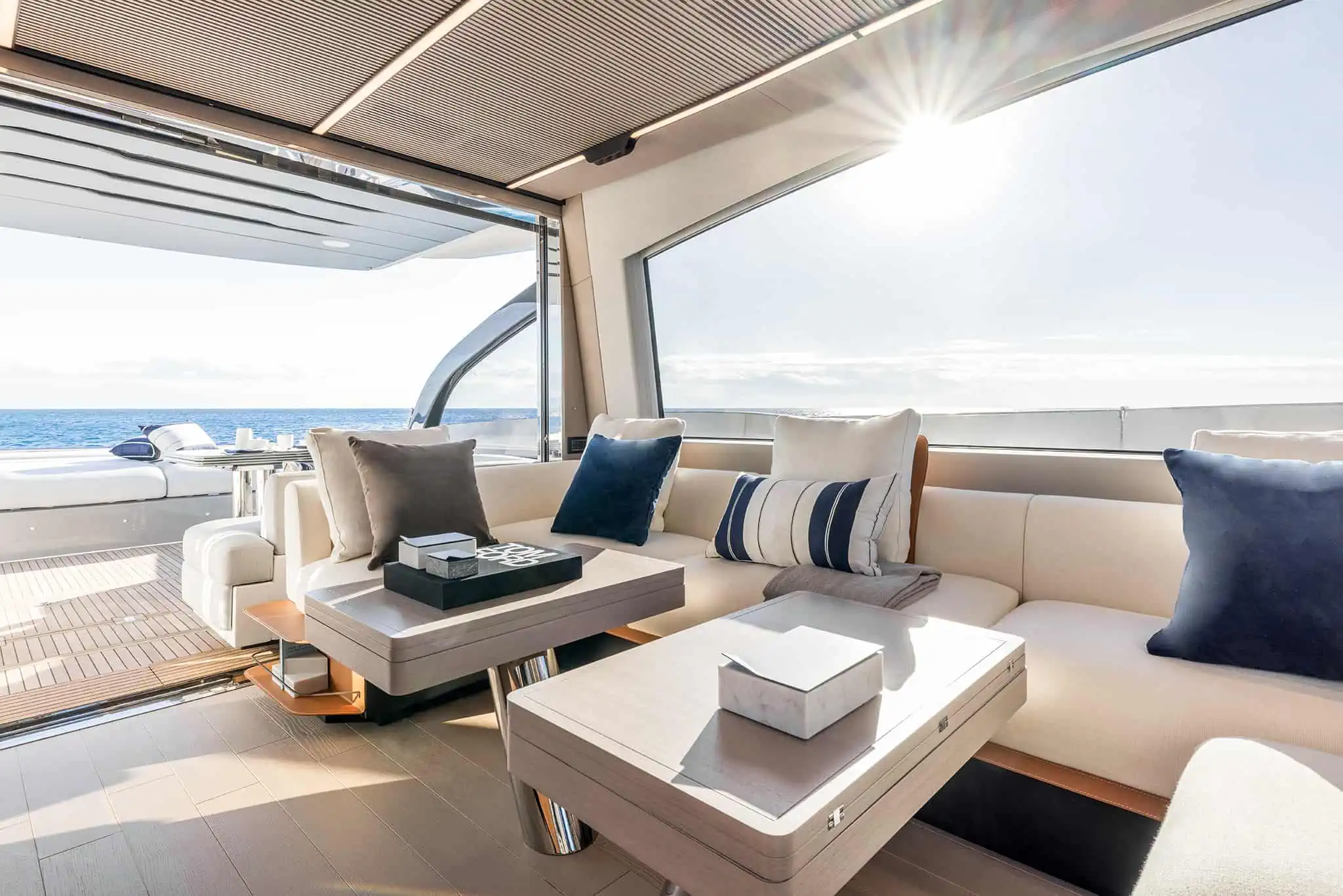 Azimut S7, salon
