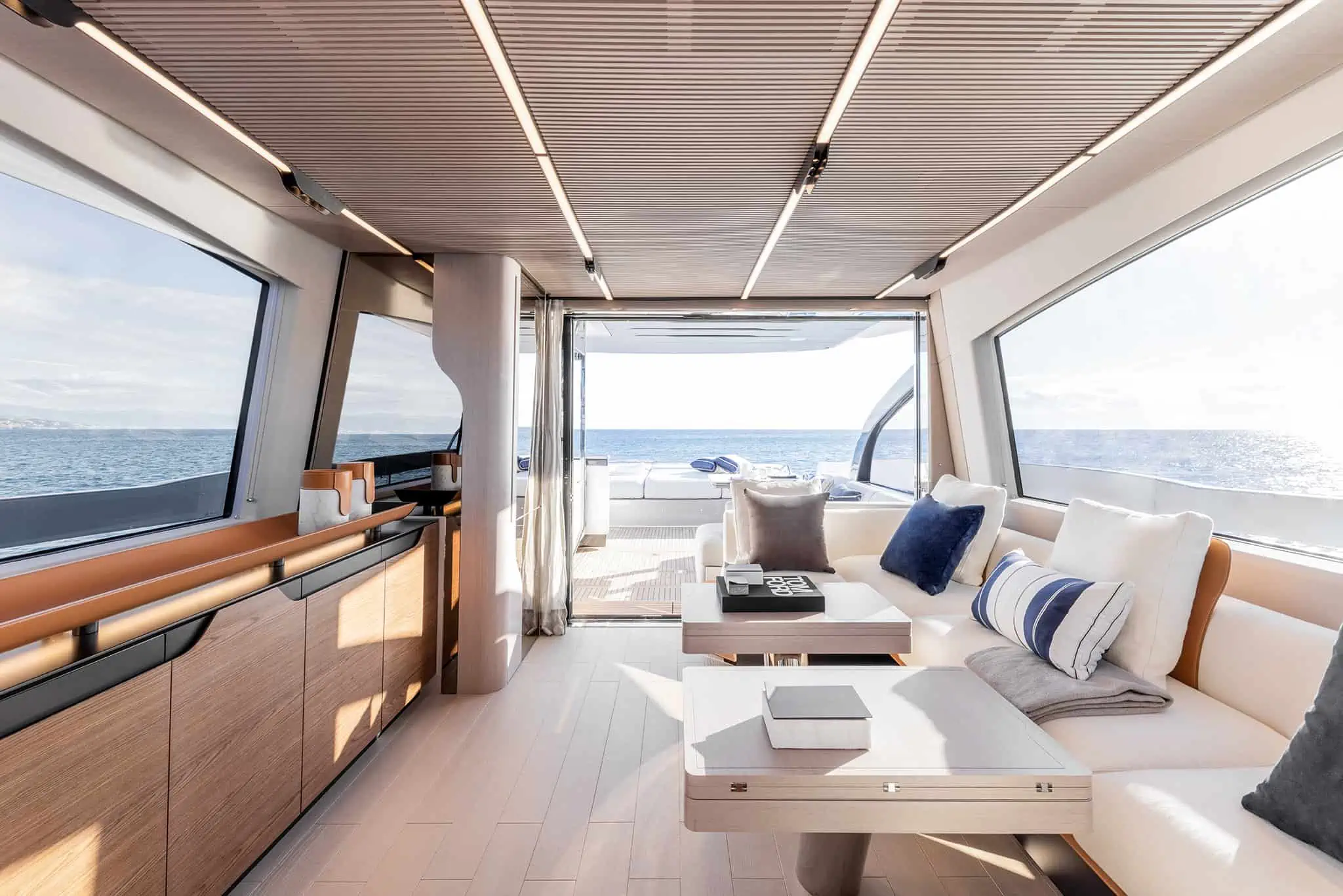 Azimut S7, salon