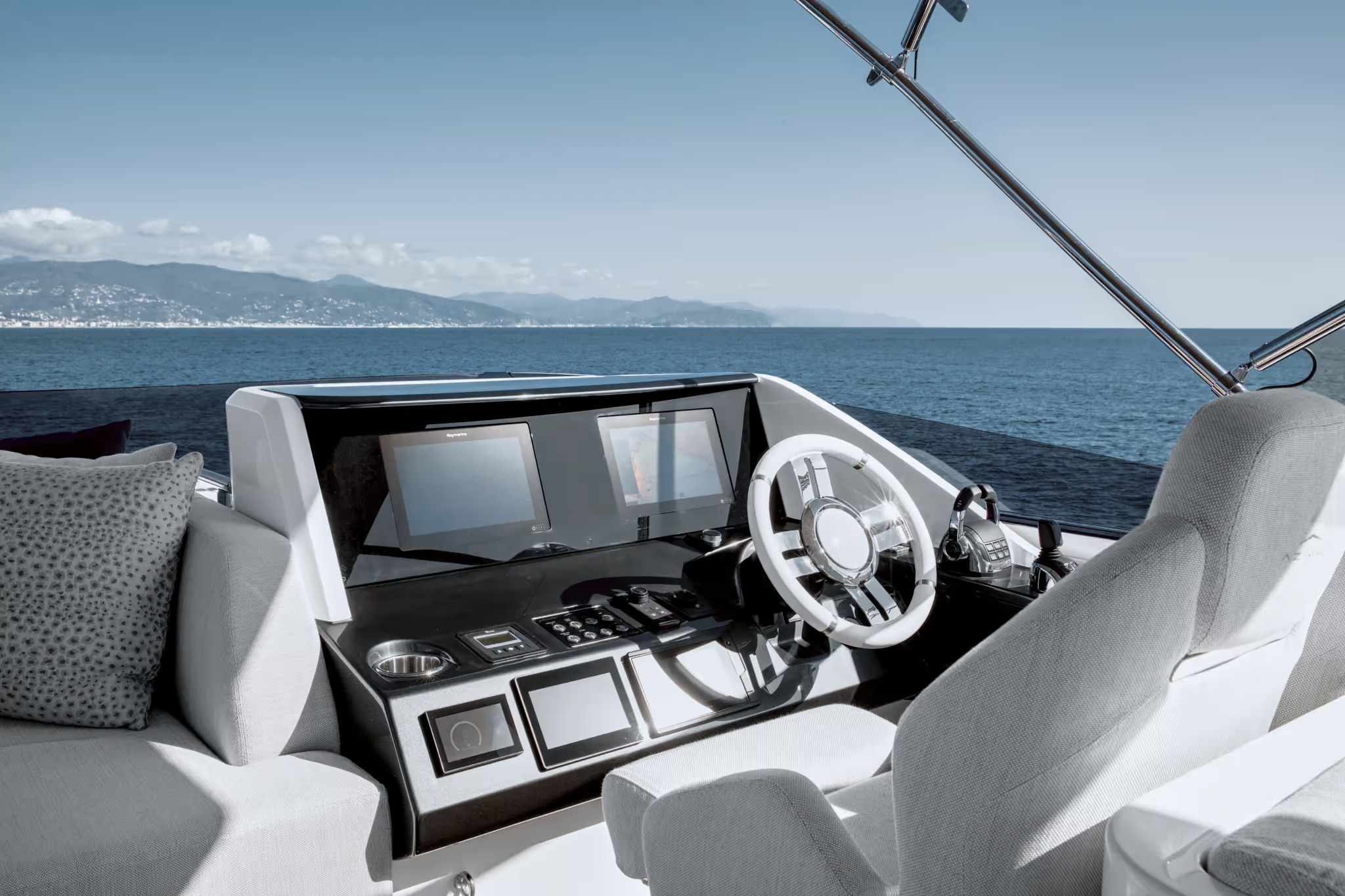 Azimut S8, boot van buiten