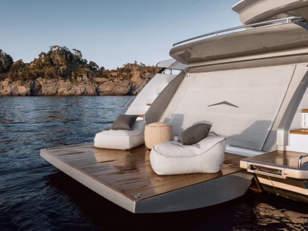 Azimut S8, zwemplatform