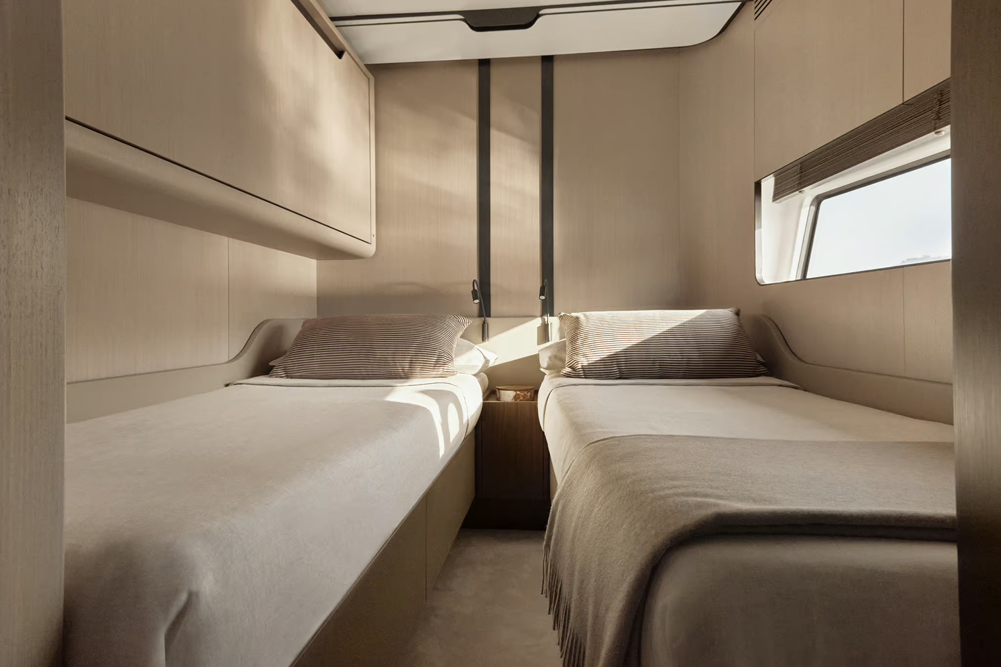 Azimut S8, gastenhut