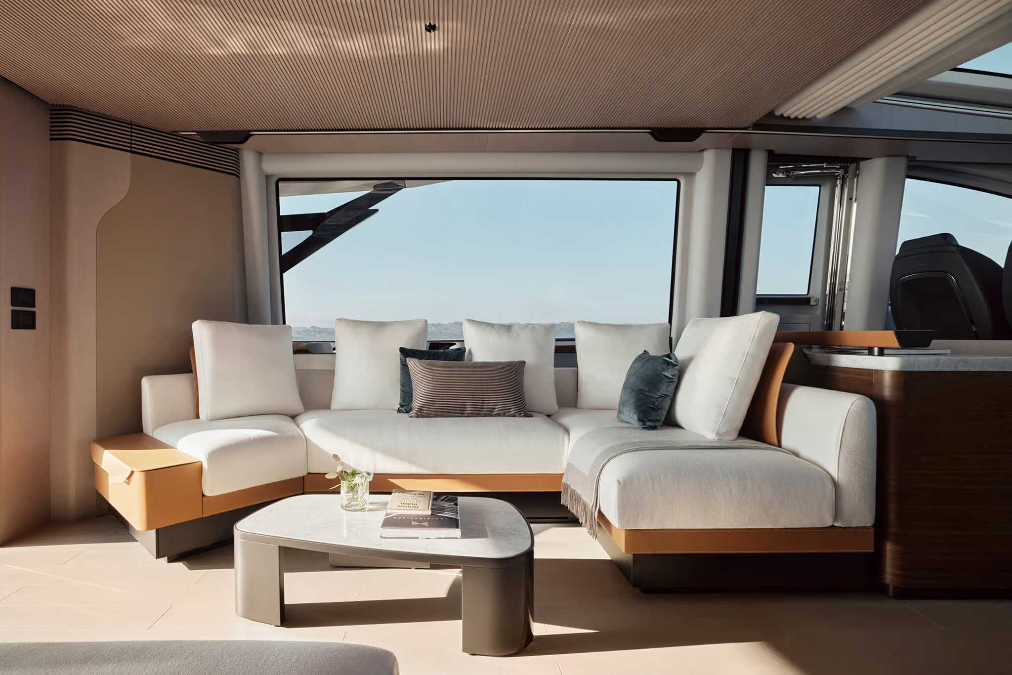 Azimut S8, salon