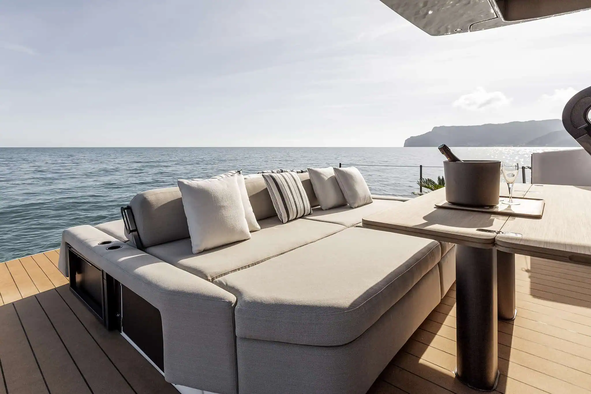 Azimut Seadeck 6, achterdek lounge
