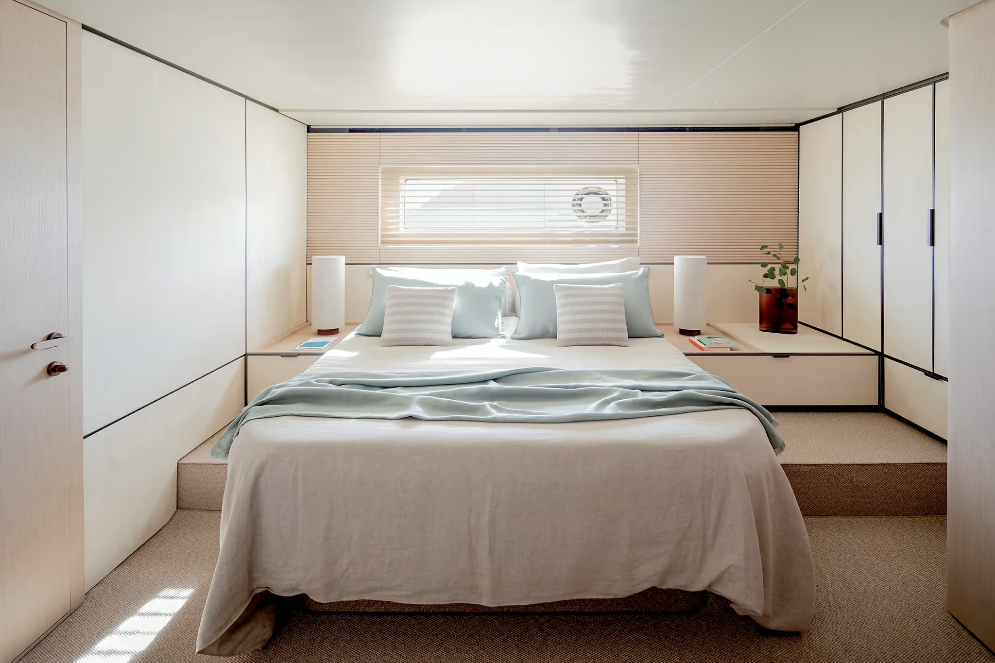 Azimut Seadeck 6, hut met bed