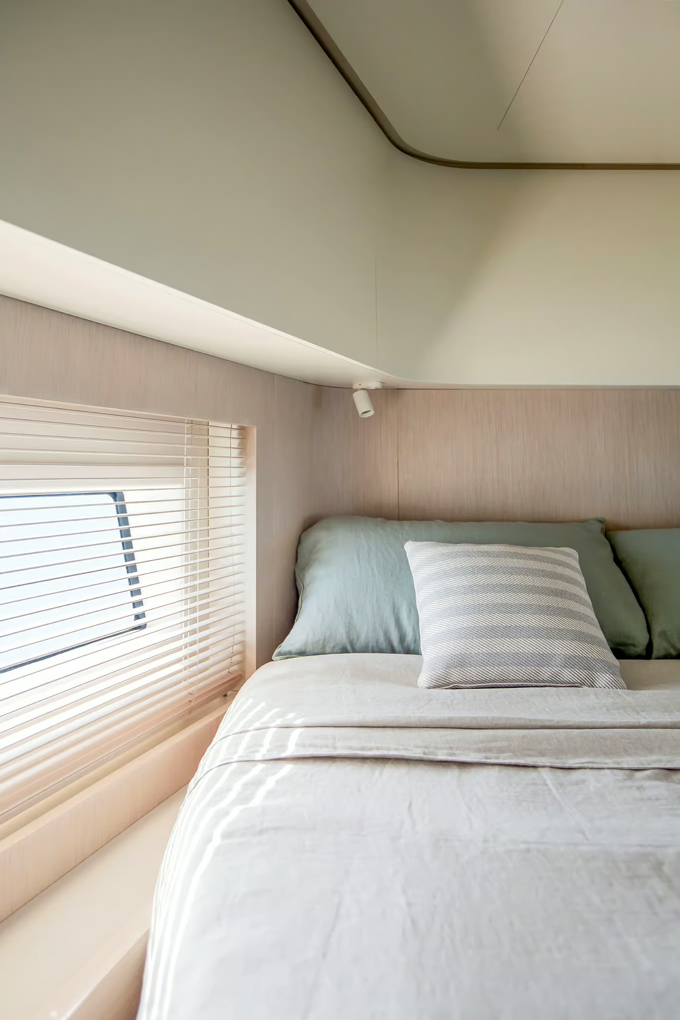 Azimut Seadeck 6, hut met bed
