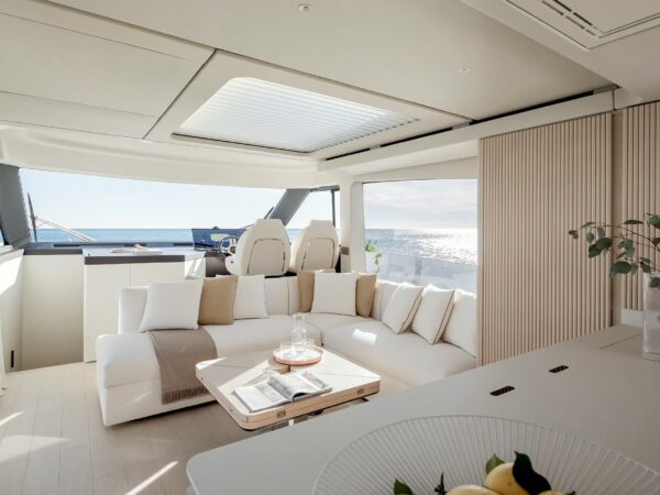 Azimut Seadeck 6, salon met zeezicht