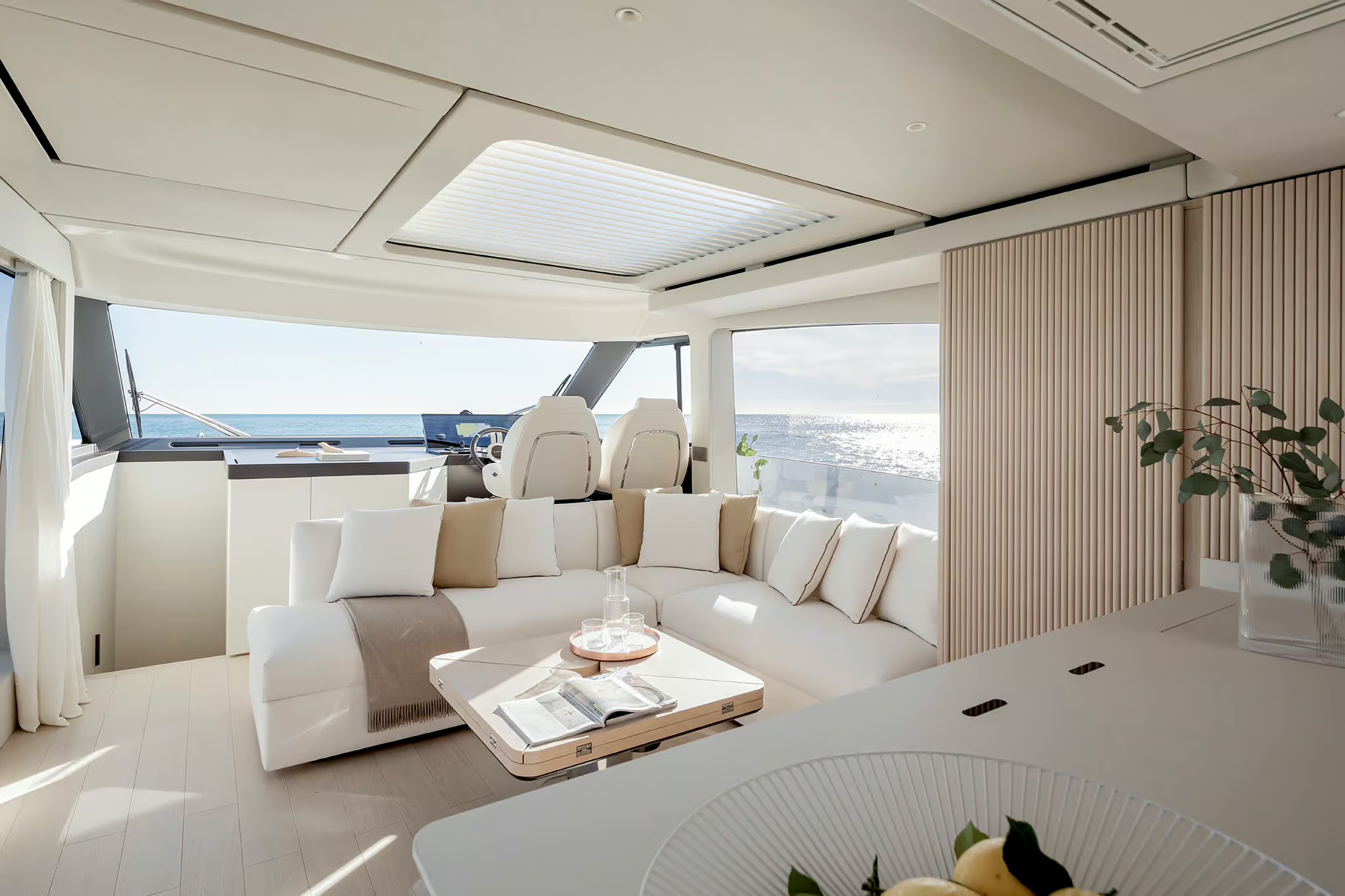 Azimut Seadeck 6, salon met zeezicht