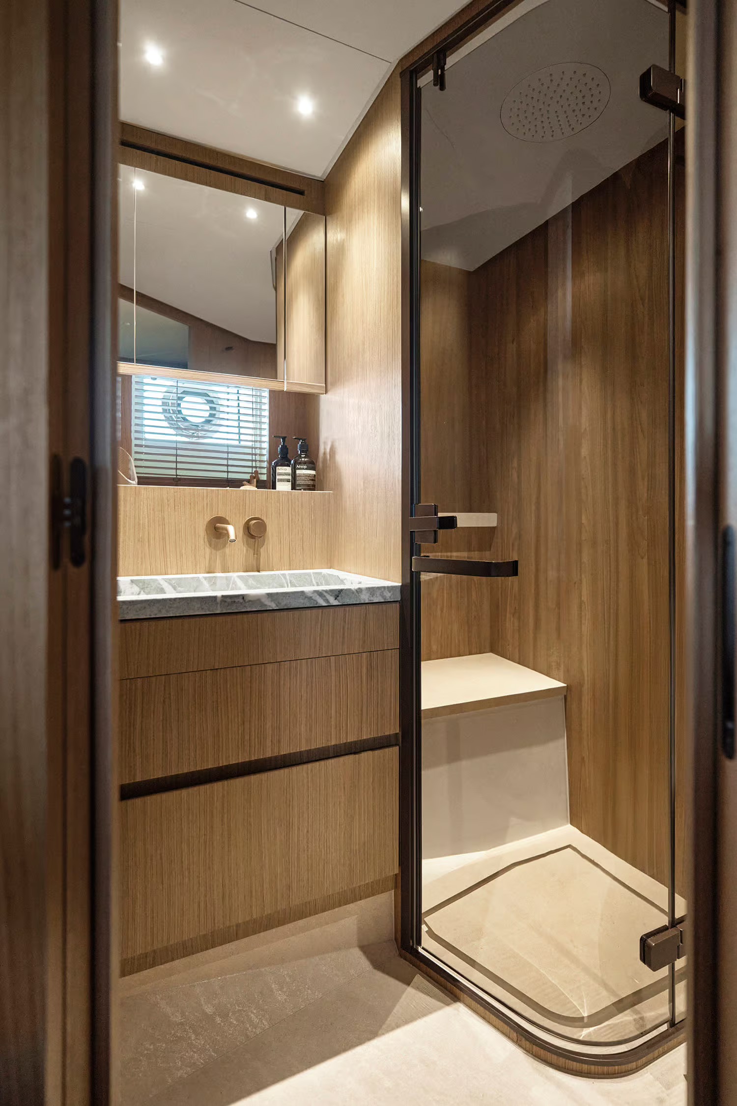 Azimut Seadeck 7, badkamer