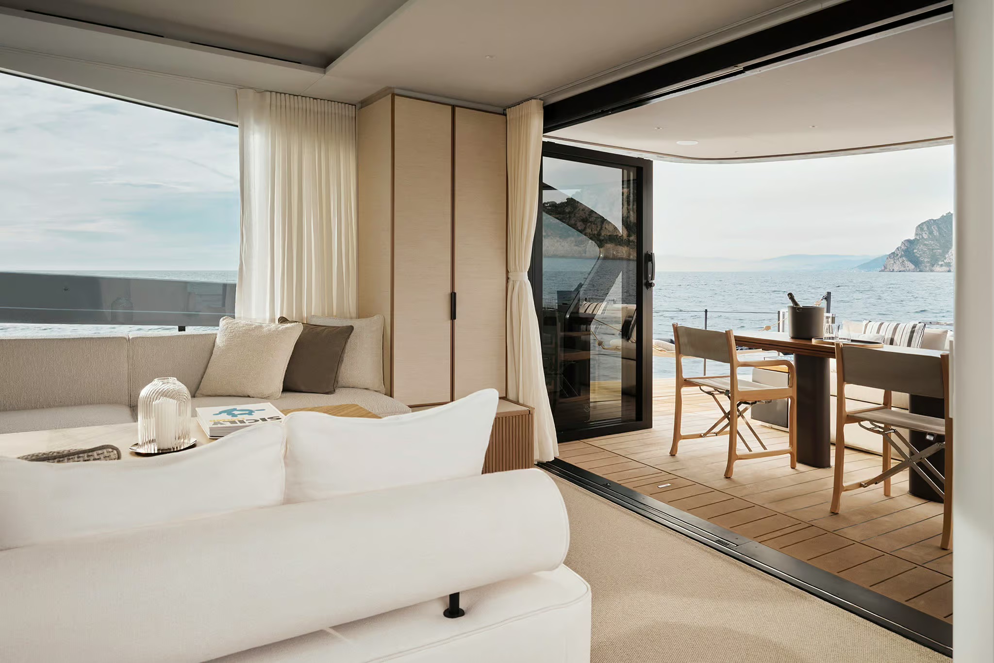 Azimut Seadeck 7, salon