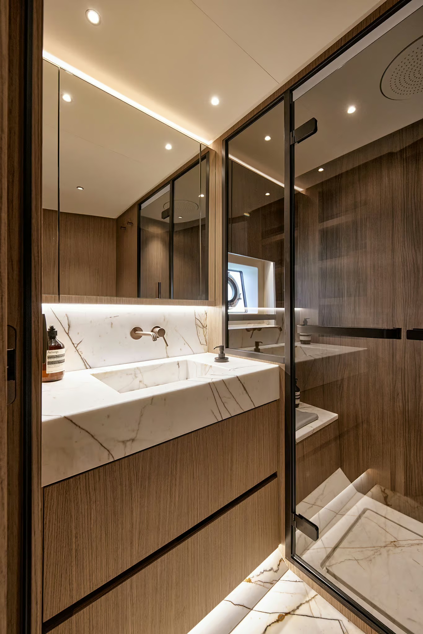 Azimut Seadeck 9, badkamer