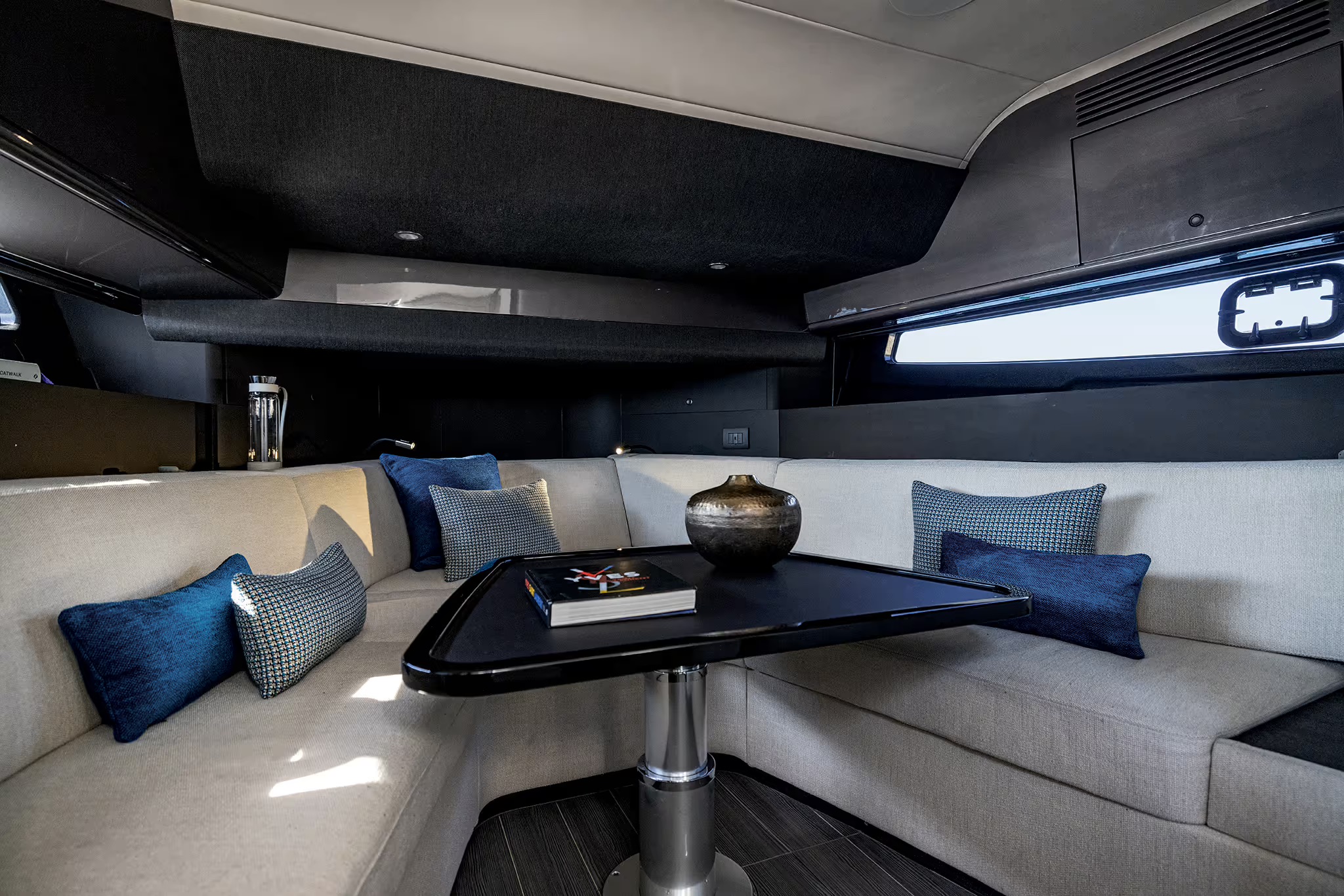 Azimut Verve 42, eethoek