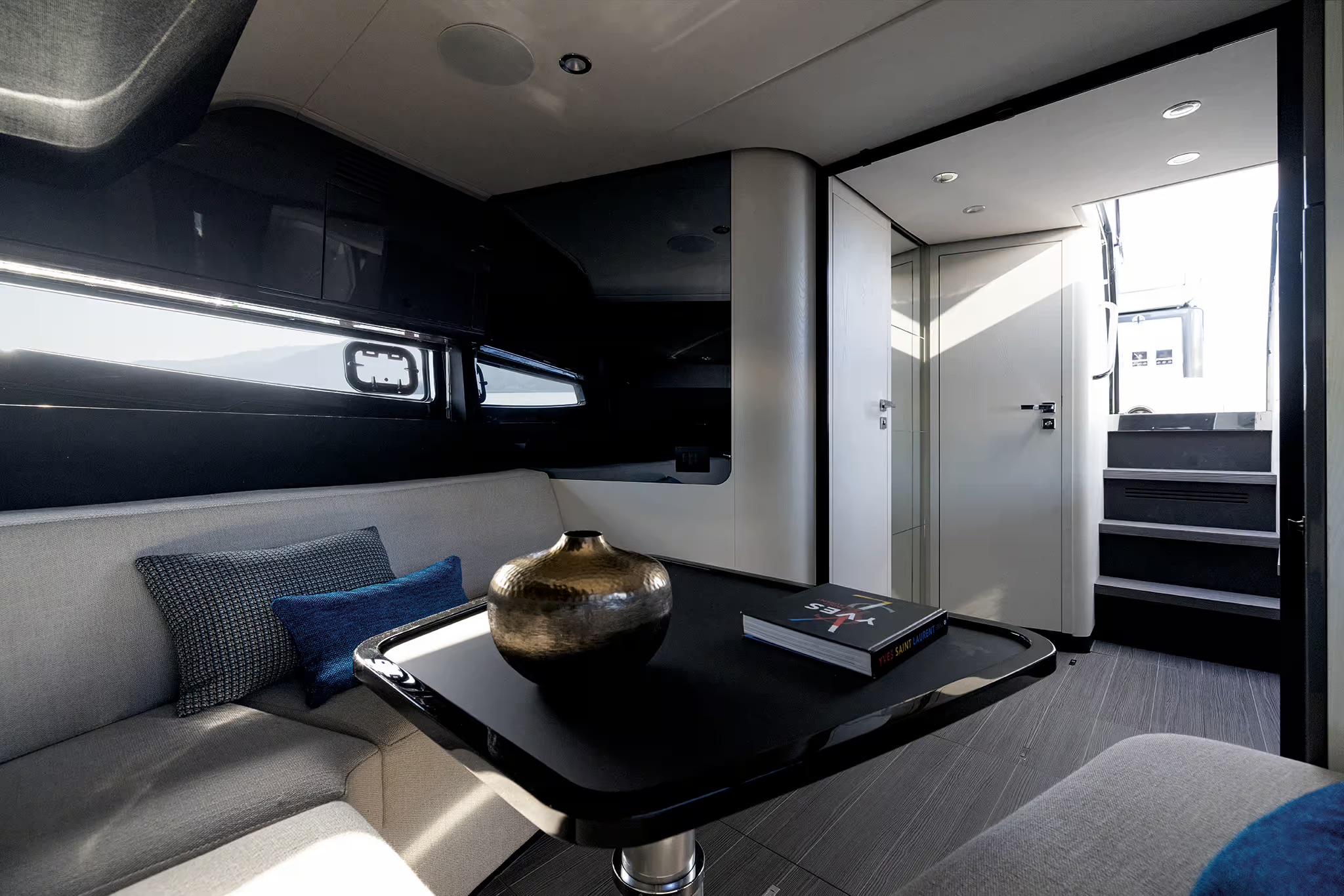 Azimut Verve 42, eethoek