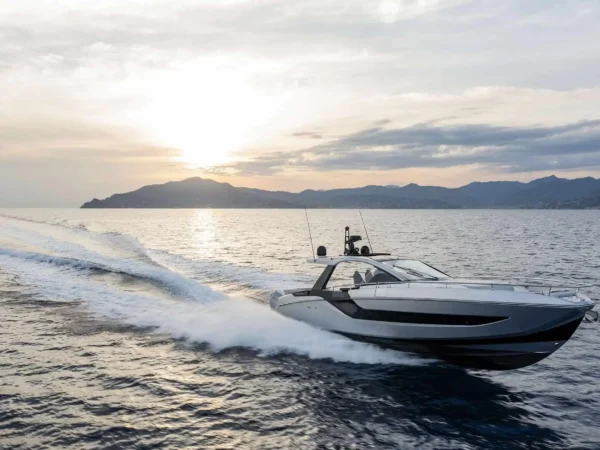 Azimut Verve 48, boot van buiten