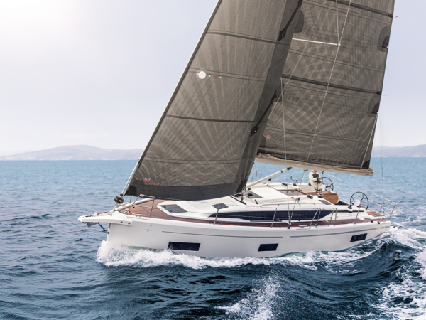 Bavaria C38 eLINE, zeilboot varend op zee