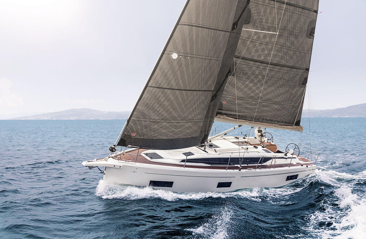 Bavaria C38 eLINE, zeilboot varend op zee