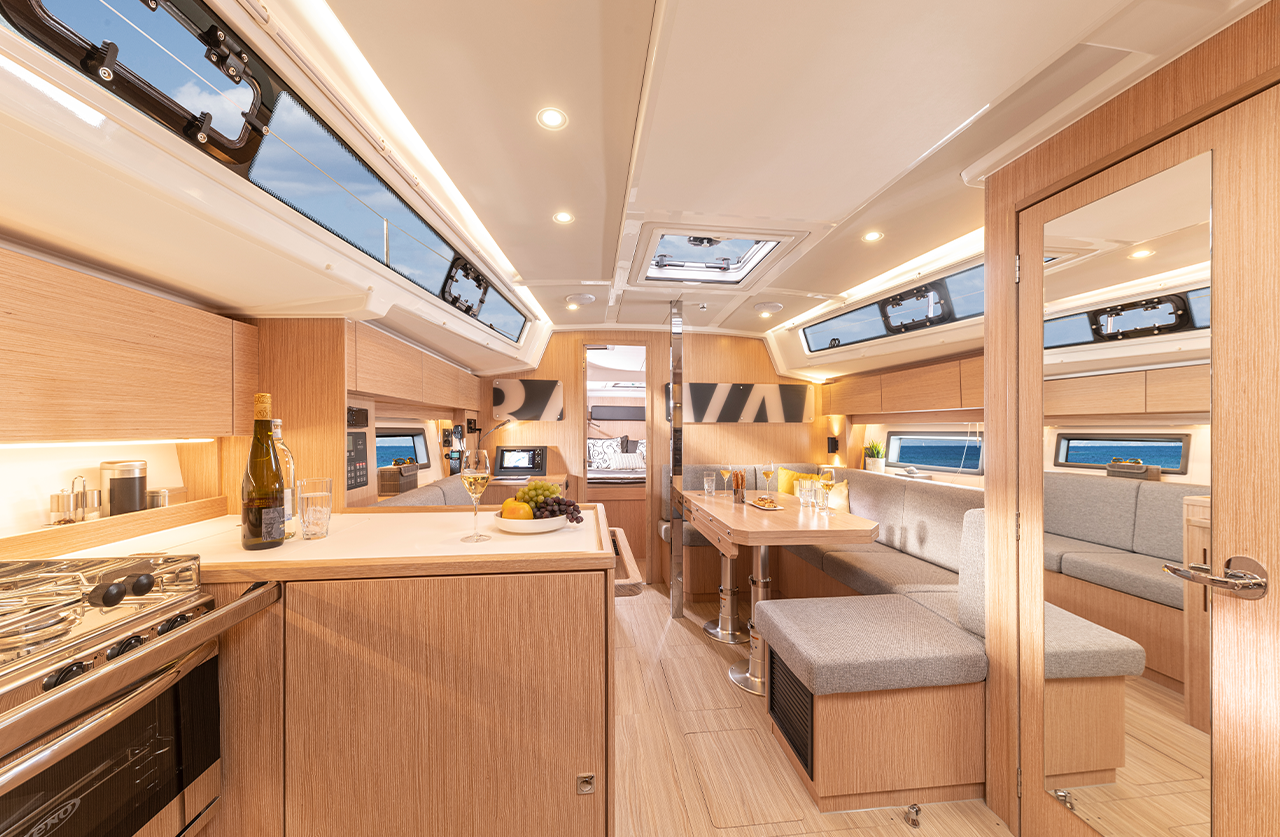 Bavaria C38 eLINE, kombuis met eettafel salon