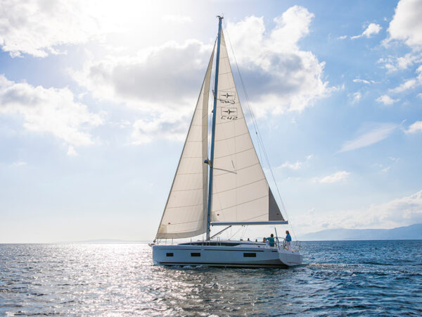 Bavaria C42 eLINE, zeilboot varend op zee