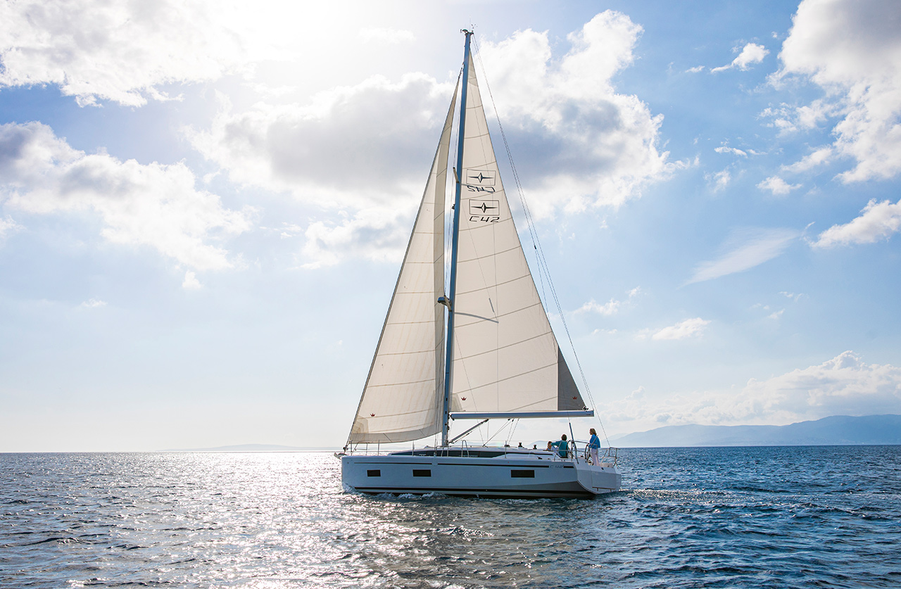 Bavaria C42 eLINE, zeilboot varend op zee