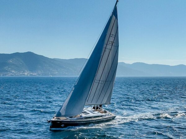 Bavaria C46, zeilboot varend op zee