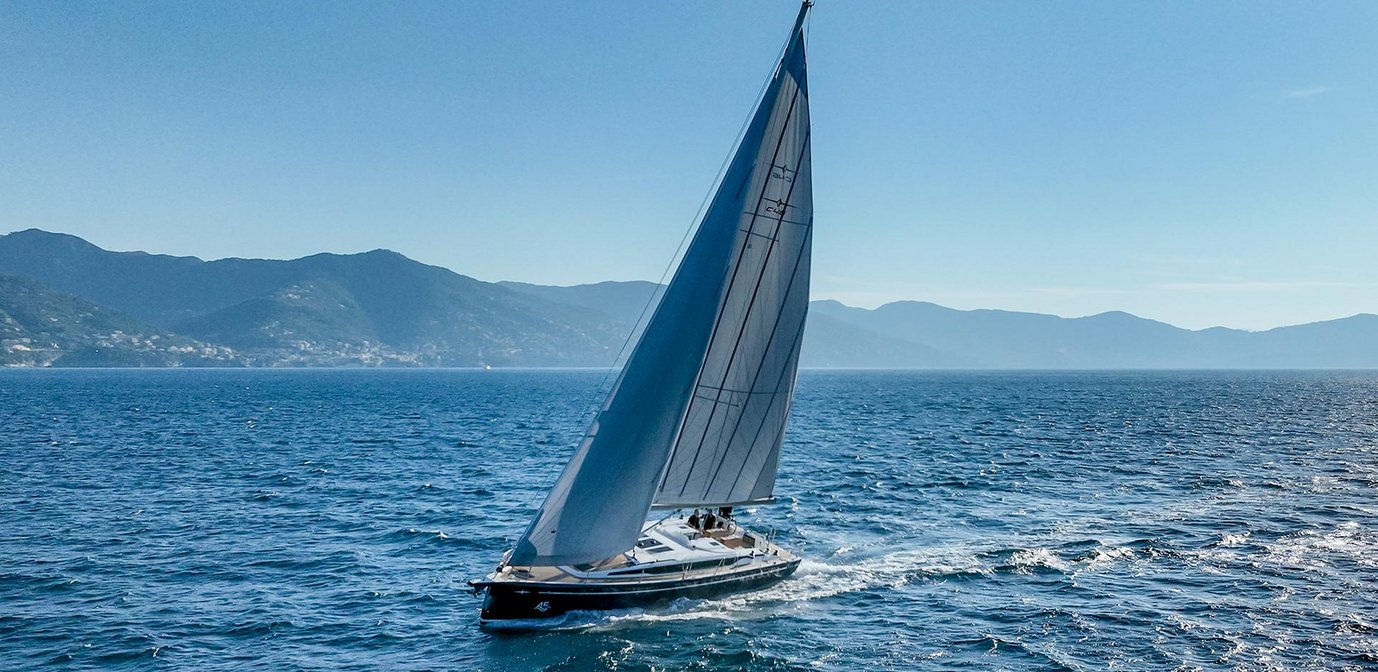 Bavaria C46, zeilboot varend op zee