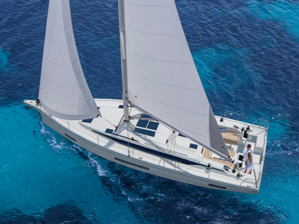 Bavaria C46 eLINE, zeilboot varend op zee