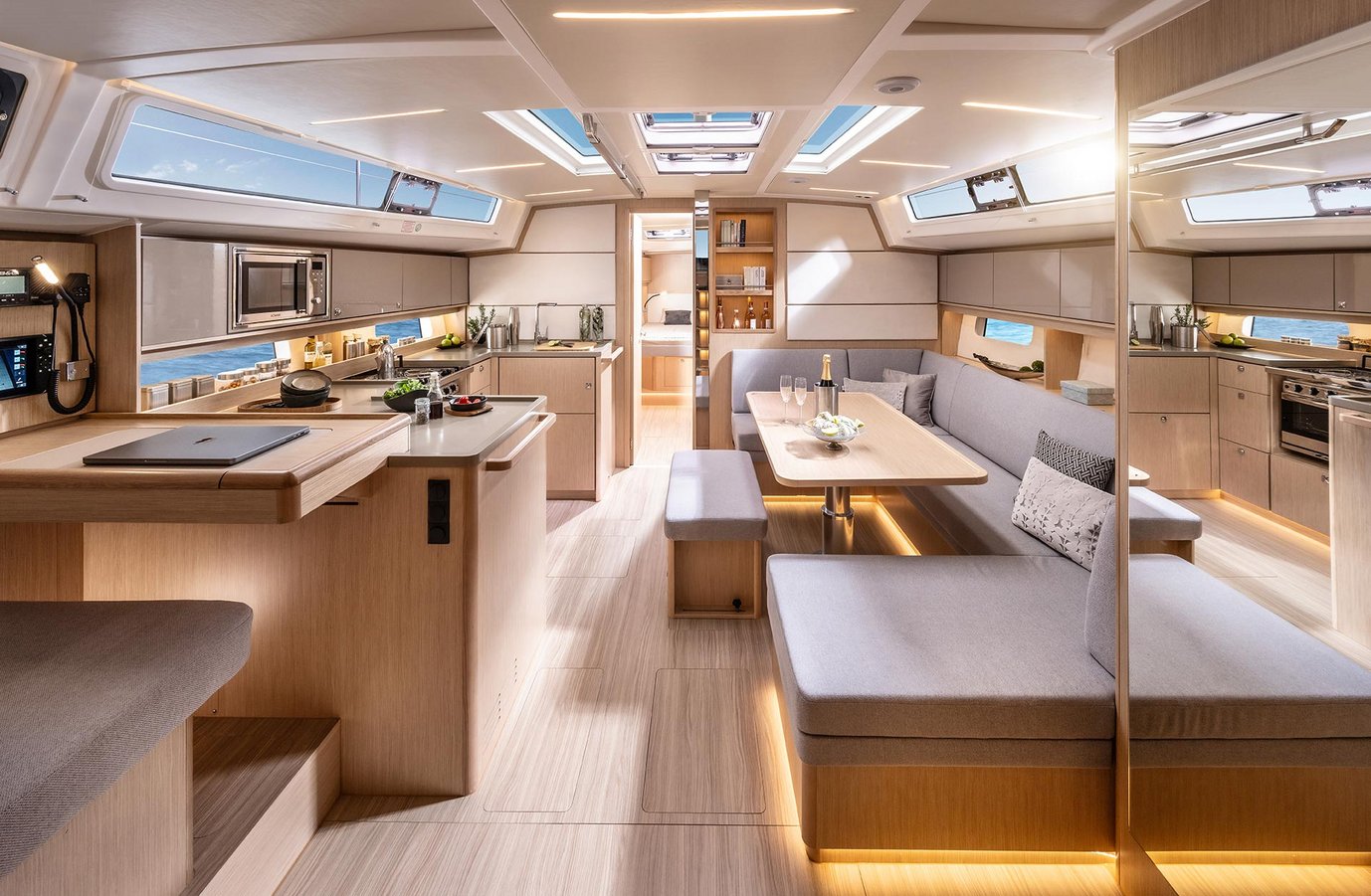 Bavaria C46 eLINE, kombuis en zithoek boot