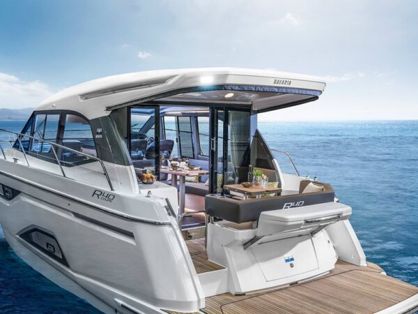 Bavaria R40, boot afgemeerd op zee