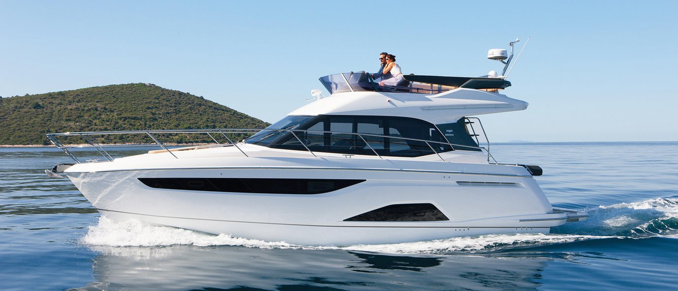 Bavaria R40, witte motorboot varend op zee