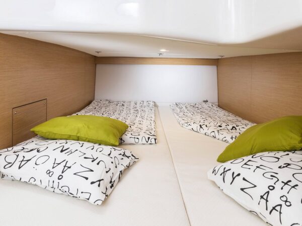 Bavaria S30, slaaphut met twee bedden