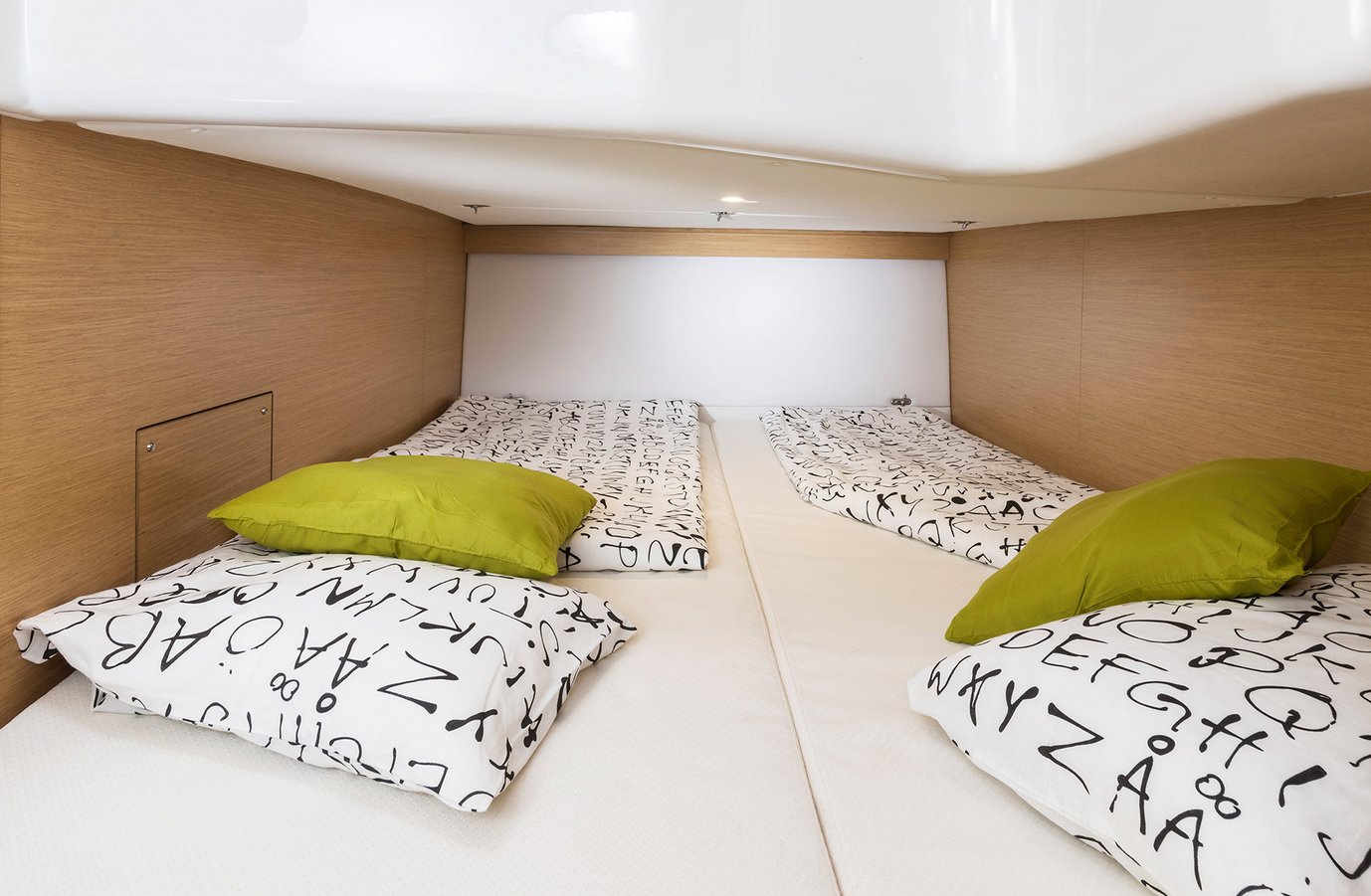 Bavaria S30, slaaphut met twee bedden