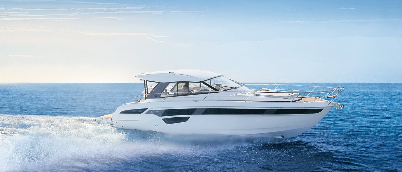 Bavaria S45, witte boot varend op zee