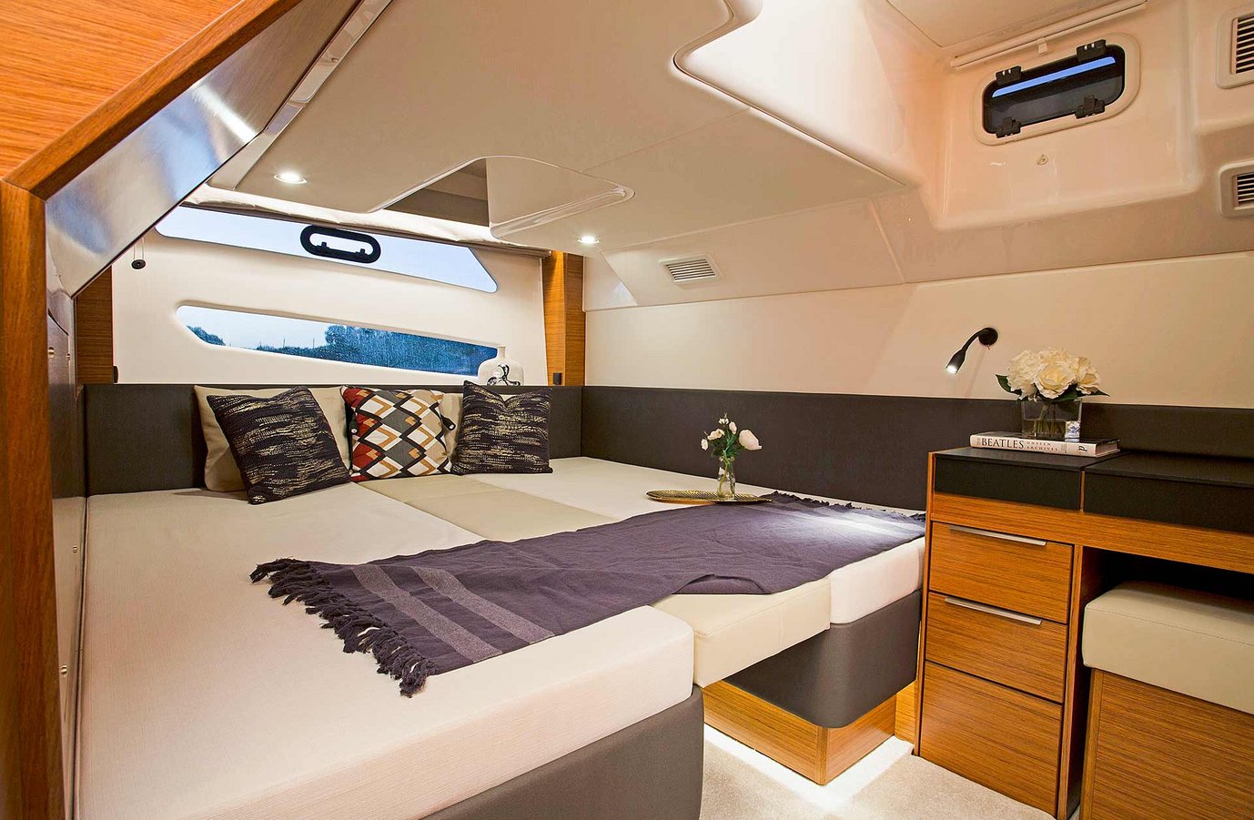 Bavaria S45, kajuit met bed en bureau