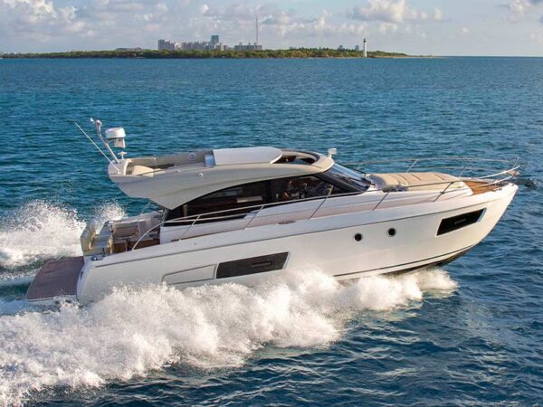 Bavaria VIRTESS 420, boot varend op zee