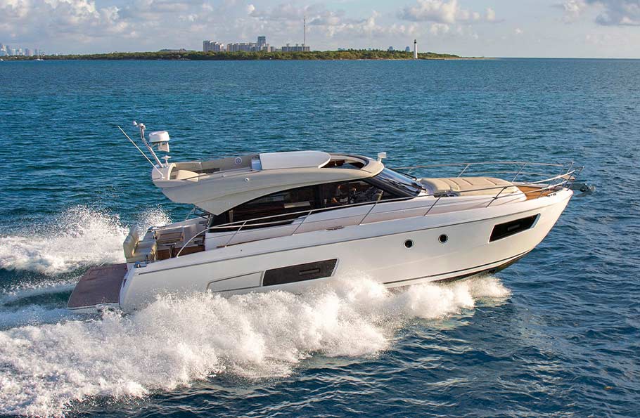 Bavaria VIRTESS 420, boot varend op zee