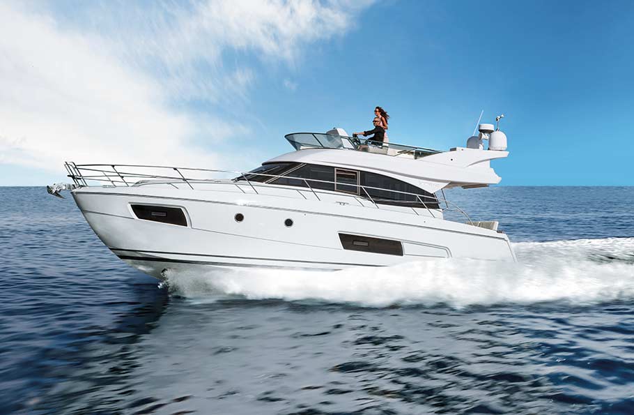 Bavaria VIRTESS 420, boot varend op zee