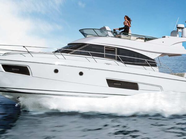 Bavaria VIRTESS 420, boot varend op zee