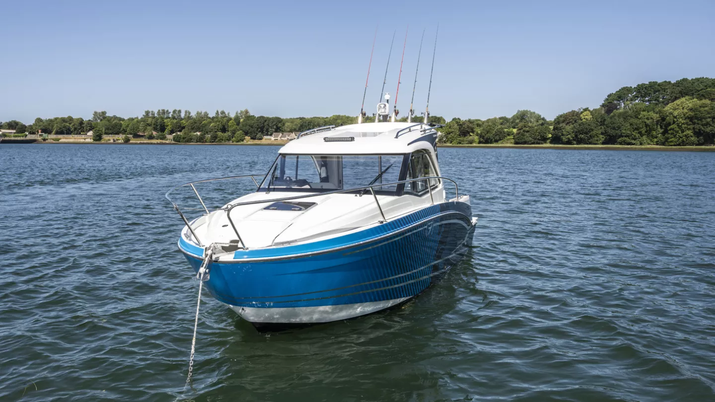 Beneteau Antares 7 Fishing