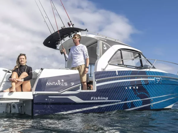 Beneteau Antares 7 Fishing, boot met vissers op zee