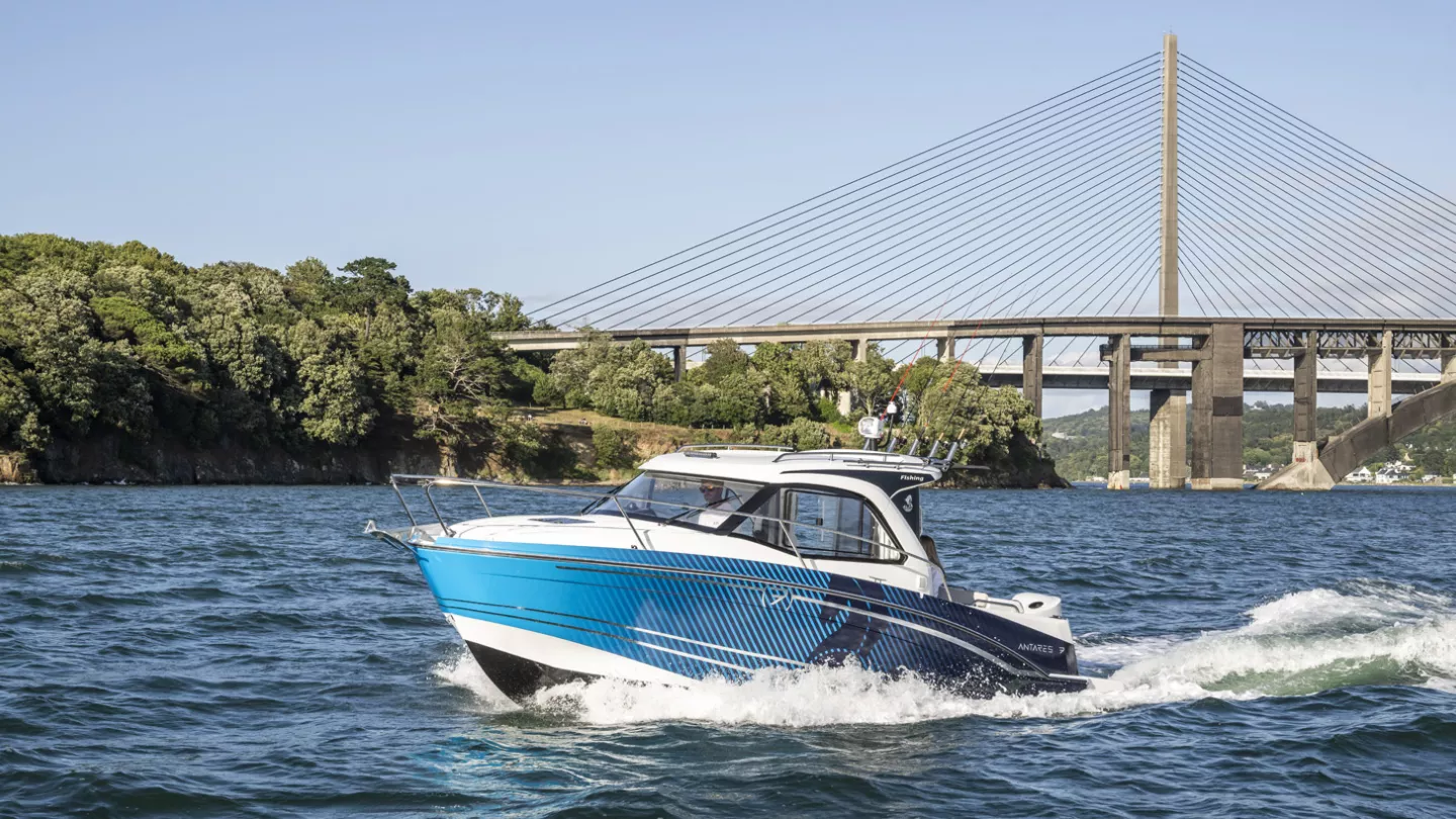 Beneteau Antares 7 Fishing