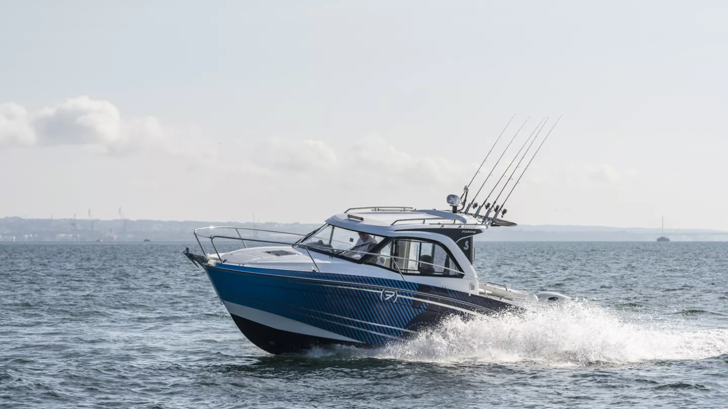 Beneteau Antares 7 Fishing