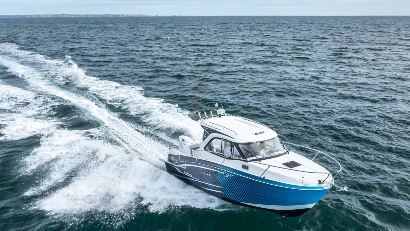 Beneteau Antares 7 Fishing