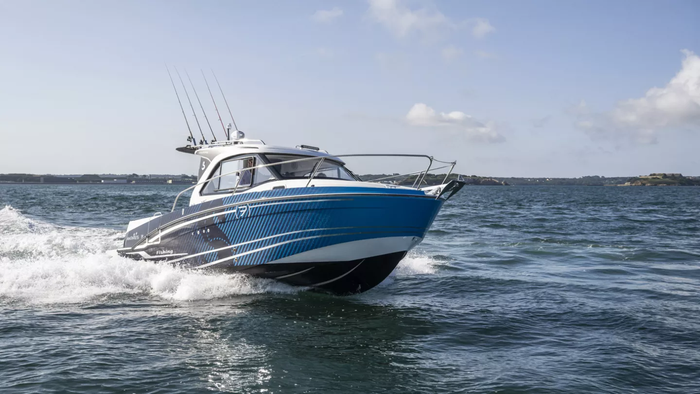 Beneteau Antares 7 Fishing